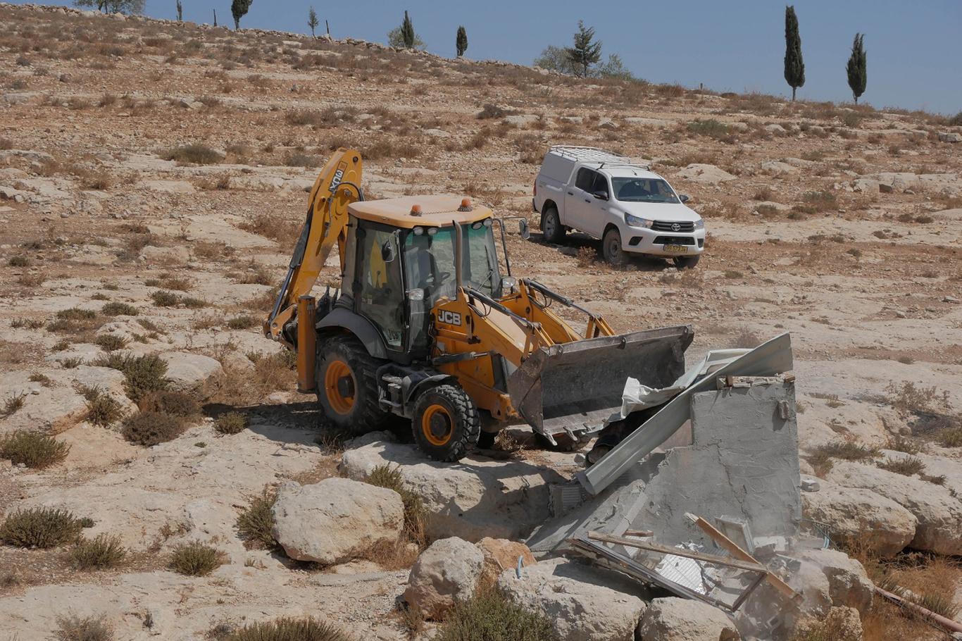 Siyonist terör çetesi Filistin'de su kuyularını yıkarak arazileri kurutuyor